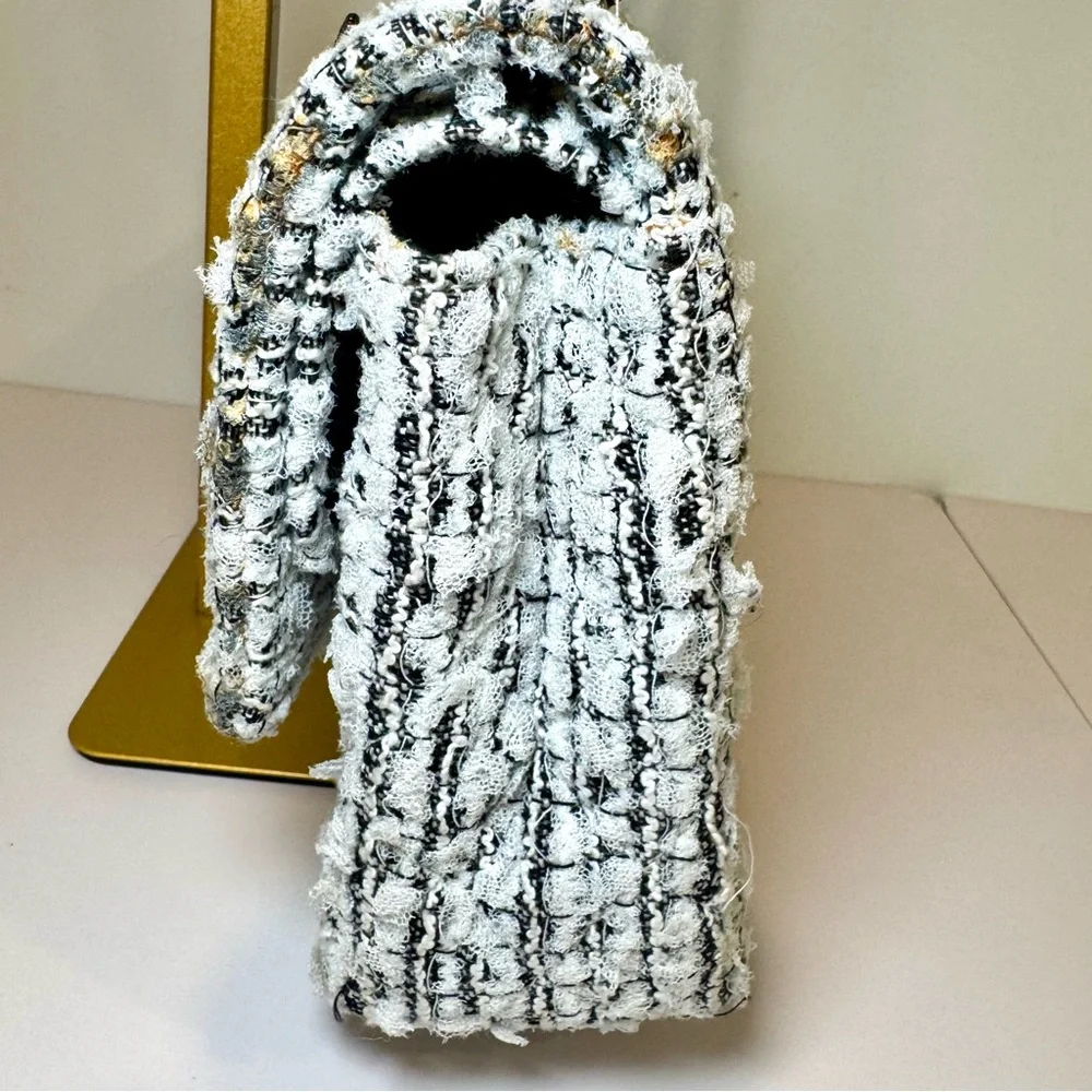 Rare Chanel 2.55 Garden Party CC Logo Charms Flap Bag In White & Black Tweed - Picture 9 of 16